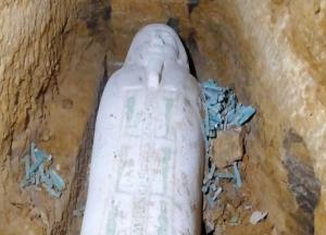 Археологи раскопали древнеегипетский "царский" саркофаг с рисунками и иероглифами (фото)