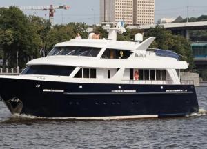 На яхте патриарха Кирилла заметили "монашку" в купальнике (фото)