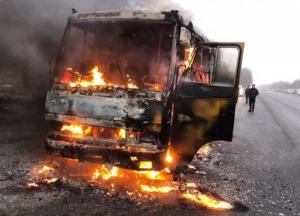 На трассе Днепр-Кривой Рог автобус с пассажирами загорелся на ходу (фото)