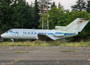 Росіяни уразили в аеропорту "Жуляни" два літаки, піднявся стовп диму над летовищем (відео)