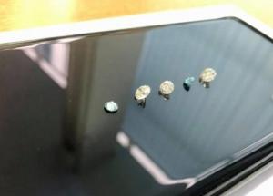 В Киеве на таможне изъяли цветные бриллианты