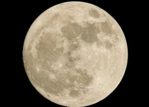 Китайские ученые нашли на Луне воду