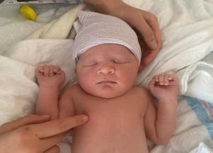 Мила Йовович показала, как кормит грудью дочь (фото)