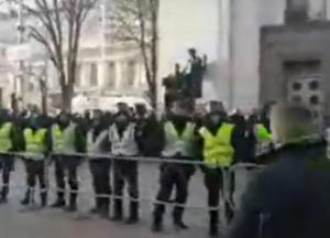 Из-за столкновений Верховную Раду закрыли на вход и выход (видео)