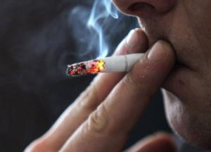 Медики назвали три обязательных продукта для курильщиков