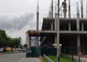 В Киеве строят ТРЦ прямо на проезжей части (фото, видео)