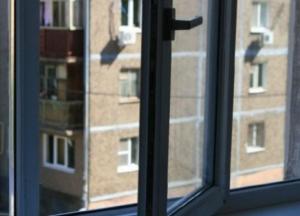 В Киеве из окна многоэтажки выпала женщина