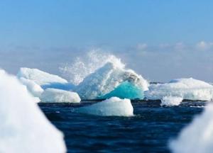 Ученые обнаружили на спутниковых снимках Антарктиды огромную дыру (фото)