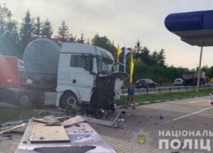 В Хмельницкой области грузовик въехал в легковушку - пострадали четверо взрослых и трое детей