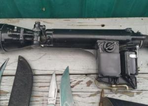 Прицел, ножи и наручники: украинские пограничники задержали россиянку (фото)