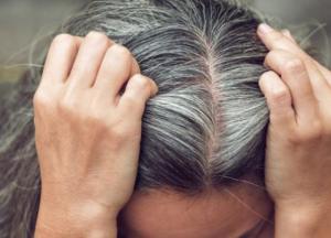 Ученые нашли способ вернуть цвет седым волосам