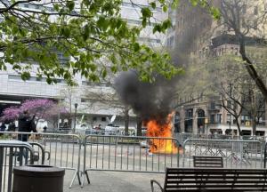 У Нью-Йорку чоловік підпалив себе біля будівлі суду, де розглядається справа Трампа: відео моменту