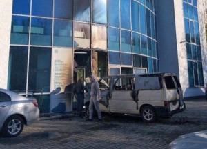 В Харькове горящий бус врезался в стену клиники (фото)