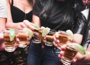 Исследователи назвали полезный для женщин алкоголь