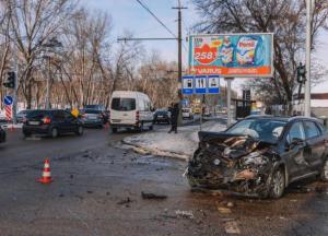 В Днепре столкнулись две легковушки: среди пострадавших — ребенок (фото)
