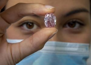 Розовый бриллиант продали за рекордную сумму (фото)