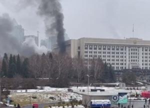 В Алматы протестующие подожгли акимат и прокуратуру, стреляют по военным, есть раненые (видео) 