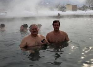 Сеть повеселило фото купания Царева с человеком Путина