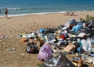 Антисанитария на одесских пляжах: в мэрии заявили, что мусор вывозить некому (фото)