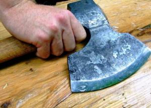 В Днепре мужчина пытался разрубить голову зятю (фото 18+)