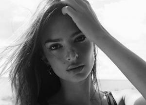 Без бюстгальтера: Эмили Ратаковски показала новый снимок (фото)