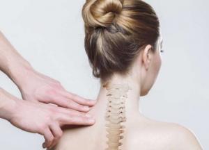 Медики назвали три привычки, провоцирующие боли в спине