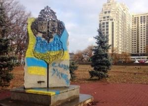 В Киеве демонтируют памятный знак в честь дружбы Киева и Москвы