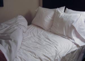 Как цвет постельного белья влияет на сон: ответ ученых