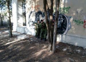 Детей учат убивать: сеть ужаснули свежие фото "тренировок" в Крыму