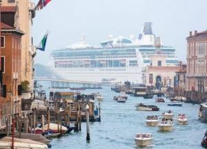 Большим круизным лайнерам запретят заходить в центр Венеции