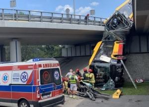 В Варшаве автобус упал с моста, есть жертвы (фото)