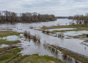 Повінь на Чернігівщині: Гідрометцентр попереджає про затоплення доріг та заплав