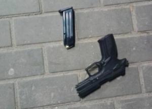 На Киевщине мужчина устроил стрельбу возле магазина