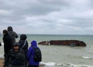 В Одессе толпа пришла посмотреть на танкер, потерпевший аварию