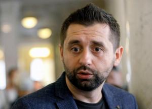 Опять двойка: в сети смеются над фото одного из лидеров "Слуги народа" в Раде