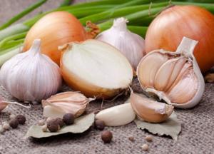 Убивают ли бактерии чеснок и лук: ученые дали ответ