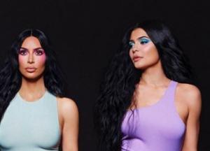 Шестой палец: Ким Кардащьян попалась на фотошопе (фото)