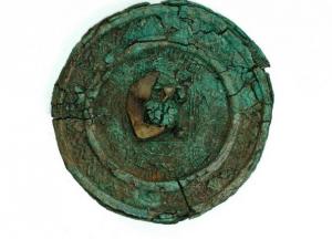 Археологи нашли загадочное зеркало, которому почти 2 тысячи лет