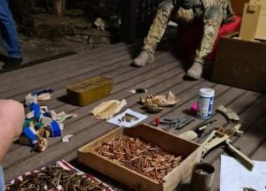 Сотрудник СБУ хранил дома автомат и наркотики (фото)