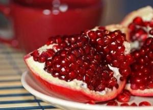 Диетолог назвала целебные свойства граната