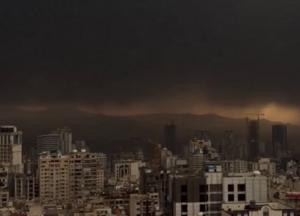 У Тегерані сонячні промені майже не пробиваються через дим, пішов "чорний дощ" (відео)