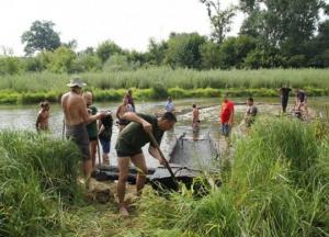 В Ровенской области из реки достали древнюю лодку (фото)