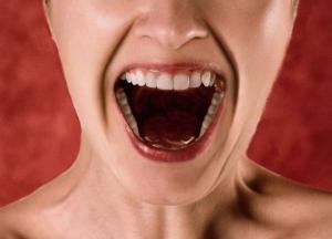 Медики рассказали, на какие болезни указывает неприятный запах изо рта