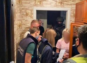 Две украинки задержаны за съемки дочерей в порно