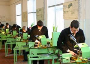 В Украине студентам будут выдавать бесплатную спецодежду и питание