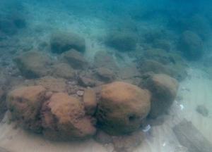 У побережья Израиля обнаружили 7-тысячелетнюю морскую дамбу (фото)