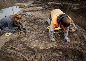 Археологи обнаружили загадочное захоронение десятков людей времен Средневековья (фото)