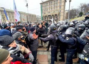 В столкновениях в Киеве пострадали десятки людей (фото)