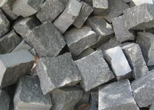 В Черновцах кандидат после проигрыша на выборах забрал у жителей брусчатку (видео)