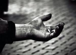 Переодевалась старушкой: в Запорожье разоблачили хитрую "нищую" (видео)